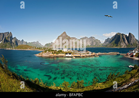 Malerische Aussicht auf Sakrisoy in der Nähe von Reine auf Lofoten, Nord-Norwegen Stockfoto