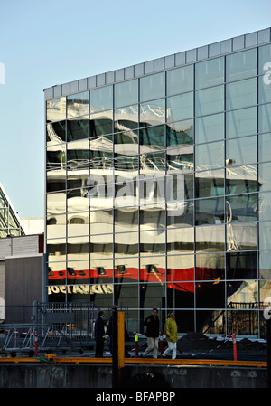 Die Küstenstadt express Hurtigruten MS Midnatsol reflektiert in einem Glasbau in Svolvar, Lofoten, Nord-Norwegen Stockfoto