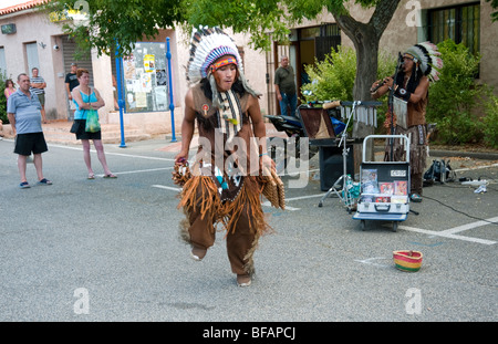 Südamerikanische Entertainer, die Durchführung von Musik und Tanz in native Kostüm in Régusse ländlichen Dorf, Provence, Südfrankreich Stockfoto