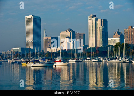 Am frühen Morgen über Lake Michigan Marina ist die Skyline der Stadt Zentrum von Milwaukee, Wisconsin, USA Stockfoto