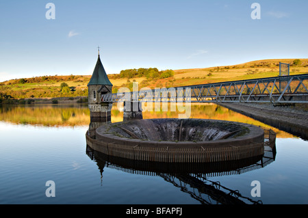 Pontsticill-Stausee (lokal bekannt als Dolygaer See) in den Brecon Beacons in Mid-Wales am frühen Abend mit Reflexion Stockfoto