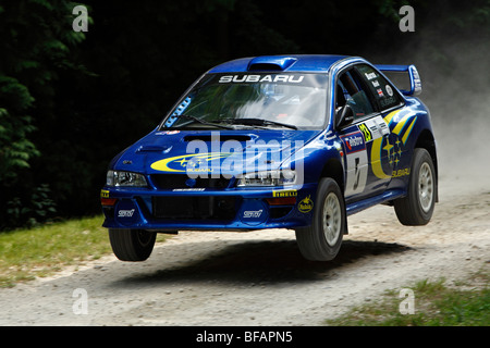 Richard Burns 1999 Subaru Impreza von Massimo Cappellini über den Sprung auf die Rallye-Bühne beim Goodwood Festival Of Speed Gefahren. Stockfoto