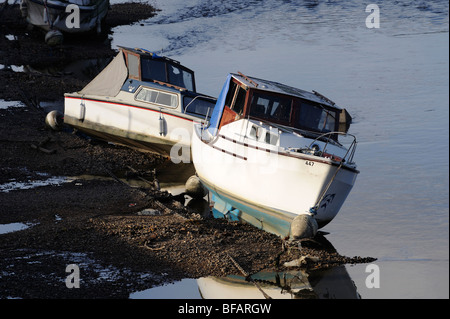 Zwei Sportboote vor Anker auf der Themse in Richmond bei Ebbe. Stockfoto