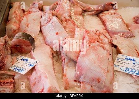 Frischer Fisch in indoor Fischmarkt Stockfoto