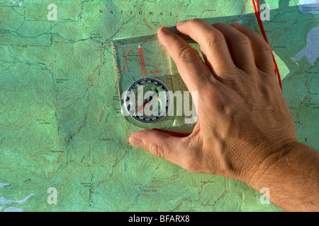 Ein Wander-Kompass auf einer Topo-Karte Stockfoto