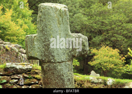 Alte keltische Kreuz im Kloster Glendalough, Wickow County, Irland. 1398 von St Kevin gegründet Stockfoto