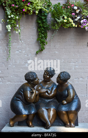 Skulptur Bronze Kunst im öffentlichen Raum mit dem Titel Les Chuchoteuses von Rose Aimee Belanger in Old Montreal Kanada Stockfoto