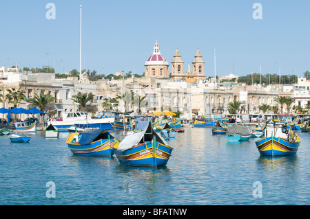 Bunten traditionellen Fischerbooten und Restaurants auf Malta Marsaxlokk. Stockfoto