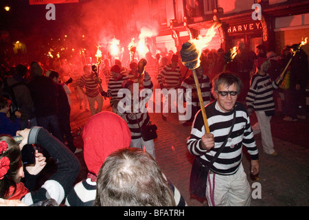 Lewes Bonfire nächtliche Prozession. Fackeln, Rauch und Fackeln schaffen magische Atmosphäre, wie Mitglieder der Lagerfeuer-Gesellschaften von march Stockfoto