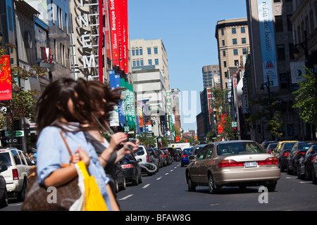 Frauen einkaufen Innenstadt in Montreal Kanada Stockfoto