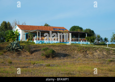 XI-Strand in der Nähe von Lixouri auf der Halbinsel von Kefalonia - Strandrestaurant Pali Stockfoto