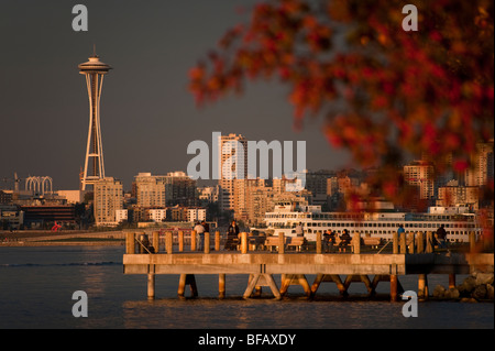 Ein schöner Herbst Sonnenuntergang von einem Alki Beach öffentlichen Pier mit der Space Needle und Fähre Boote Elliott Bay von Los. Stockfoto