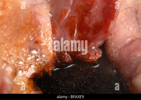 RAW zurück Speck aus organischen britische Saddleback Schweine aufgezogen in Irland in einer Pfanne Kochen Stockfoto