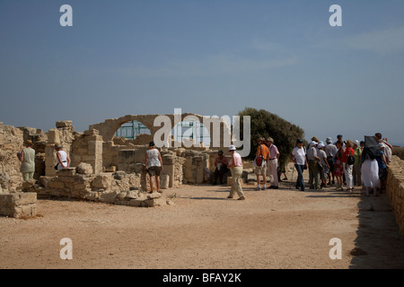 Touristen, die Touren rund um das römische Agora-Forum am archäologischen Kourion Website Republik Zypern Europa Stockfoto