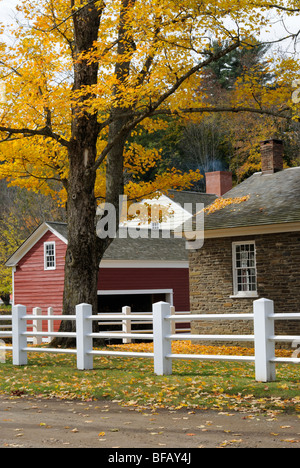 Herbstfarben im Bauern Museum in Cooperstown, New York. Stockfoto