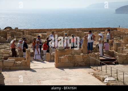 Touristen, die Touren rund um das römische Agora-Forum am archäologischen Kourion Website Republik Zypern Europa Stockfoto