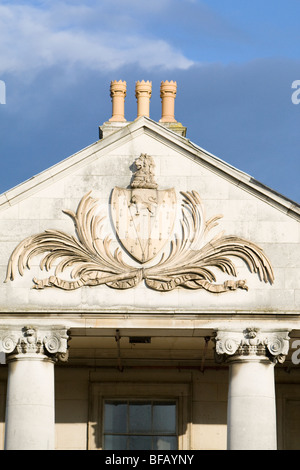 Spitze des Portikus in Beckenham Place House mit Kartusche und Wappen Cator Familie, Beckenham, Kent, Großbritannien Stockfoto