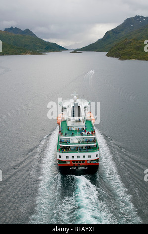 Die Küstenstadt express Hurtigruten MS Kong Harald durch Raftsundet auf den Lofoten, Nord-Norwegen Stockfoto