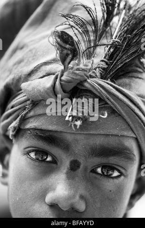 Kleine religiöse indische Bettler Junge, Schwarz und Weiß. Andhra Pradesh, Indien. Selektive konzentrieren. Stockfoto