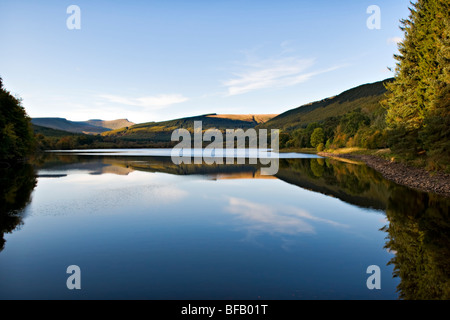 Pentwyn Reservoir (lokal bekannt als Dolygaer See) in den Brecon Beacons Mid-Wales am frühen Abend mit Reflexion Stockfoto