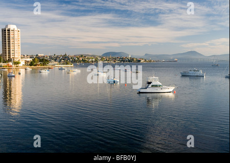 Sandy Bay, Wrest Point Casino und die Tasman Bridge über den Derwent River Stockfoto