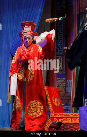 Eine lokale Leistung kantonesische Oper im temporären Theatre in Hong Kong während der Periode des hungrigen Geistes Festivals. Stockfoto