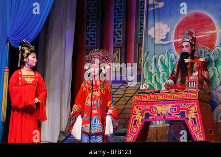 Eine lokale Leistung kantonesische Oper im temporären Theatre in Hong Kong während der Periode des hungrigen Geistes Festivals. Stockfoto