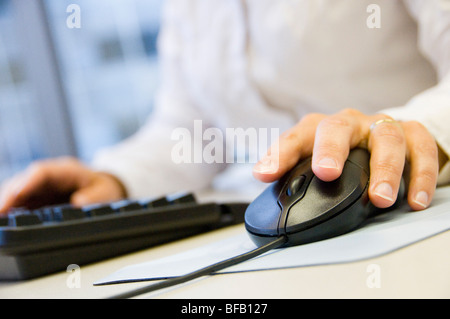 Frau am computer Stockfoto