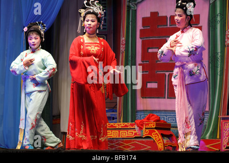 Eine lokale Leistung kantonesische Oper im temporären Theatre in Hong Kong während der Periode des hungrigen Geistes Festivals. Stockfoto