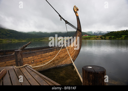 Drakkar (lang-Wikingerschiff) Wiederaufbau Lofotr Viking Museum, Lofoten Inseln, Norwegen Stockfoto