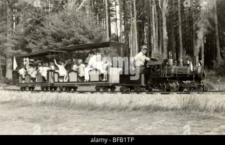 Miniatur Eisenbahn mit Kindern fahren Ingenieur Stockfoto