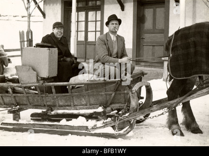 Mann Hotelgast in Pferden gezogene Schlitten fahren Stockfoto