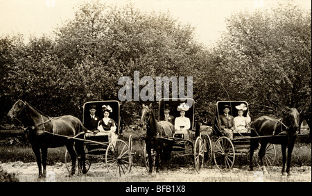 Trio von Paaren in Pferdekutschen Stockfoto