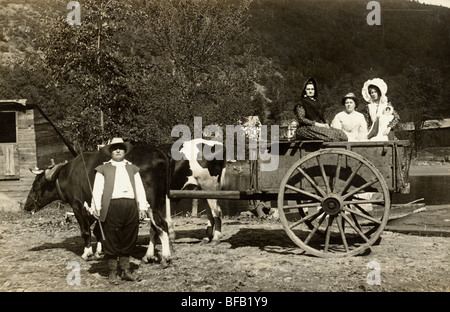 Mann mit Ochsenkarren mit drei Frauen Stockfoto