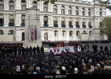 HM führt die Königin die Mitglieder der königlichen Familie in eine Kranzniederlegung Zeremonie und zwei Minuten Stille am Cenotaph in London Stockfoto