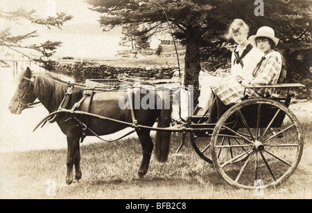 Baker-Schwestern, die Fahrt in der Pferdekutsche Sulky Stockfoto