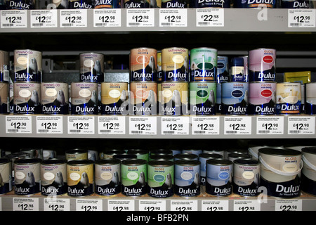 Dulux Farbe für den Verkauf in einem Baumarkt Stockfoto