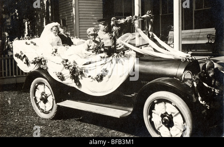 Chauffeur-angetriebenen Daumesdick Hochzeitspaar Stockfoto