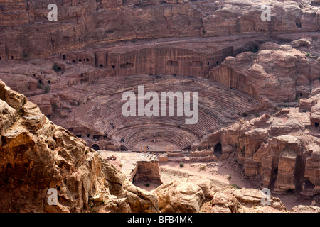 Römisches Amphitheater, geschnitzt in der Bergseite, Petra, Jordanien Stockfoto