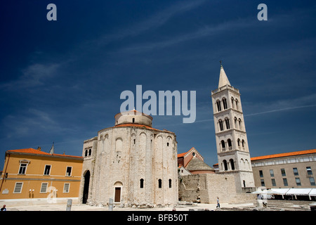 Kreisförmige Kirche St. Donat und der Bell Turm von St. Anastasia-Kathedrale, Zadar, Kroatien Stockfoto