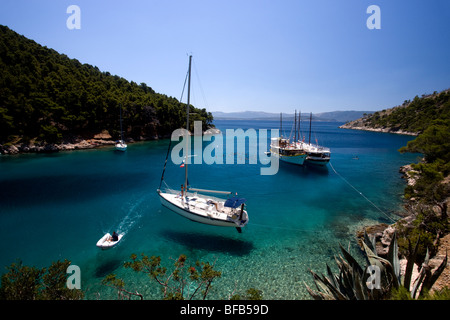 Boote auf dem kristallklaren Wasser rund um die Insel Brac, Dalmatien, Zentralkroatien Stockfoto