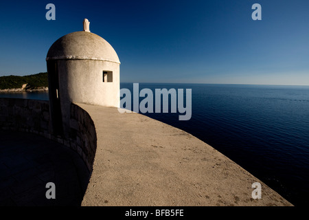 Verteidigung-Aussichtsturm auf der Stadtmauer in der alten Stadt Dubrovink, Kroatien Stockfoto