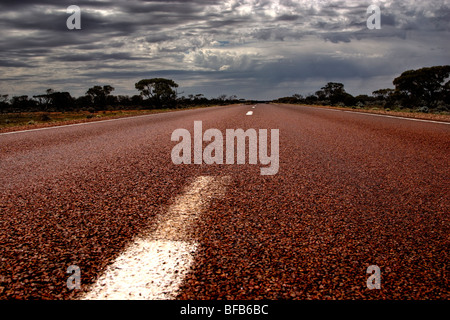 Stuart Highway (87) verläuft direkt durch das Zentrum von Australien Stockfoto