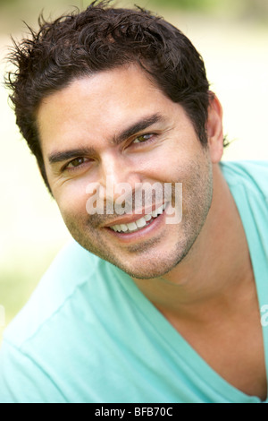 Porträt des jungen Mann im Park Stockfoto