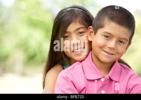 Porträt von Bruder und Schwester im Park Stockfoto