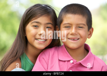 Porträt von Bruder und Schwester im Park Stockfoto