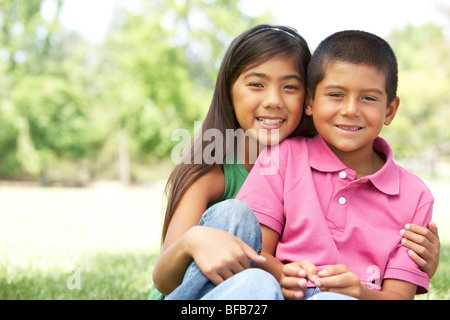 Porträt von Bruder und Schwester im Park Stockfoto