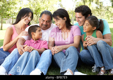 Porträt der Großfamilie-Gruppe im Park Stockfoto