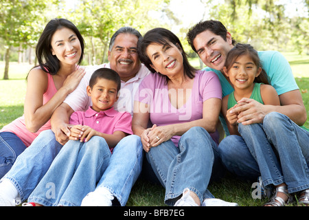 Porträt der Großfamilie-Gruppe im Park Stockfoto