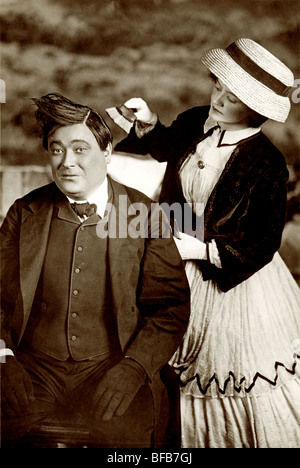 Frau Kämmen Haare des Mannes mit Bad Hair Day Stockfoto